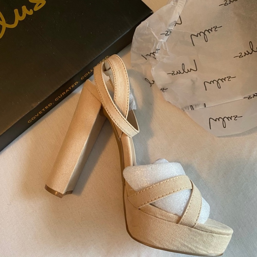 Lulu’s Nude/Cream Heels size 7 - Picture 3 of 7